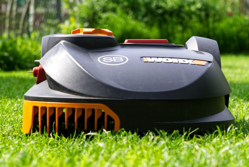 distelapparath-robotic-lawnmower-3403794_1280
